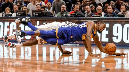 Kevin Durant se jette sur un ballon perdu