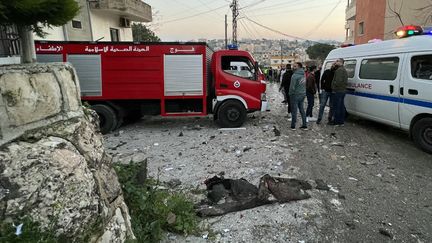 Une ambulance sur les lieux d'une frappe israélienne dans le sud du Liban, dans la ville de Nabatiyeh, le 24 février 2024. (MAHMOUD ZAYYAT / AFP)