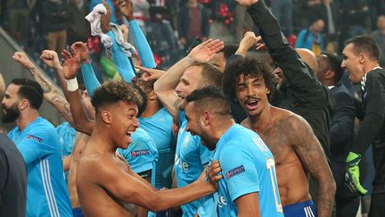 Les joueurs de l'Olympique de Marseille célèbrent la qualification. (DANIEL KRUG / APA)