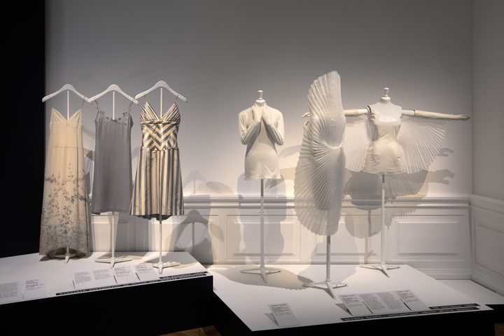 Exposition "1997 Fashion Big Bang" au Palais Galliera : collection Chloé par Stella McCartney, le 16 octobre 1997 (CORINNE JEAMMET)