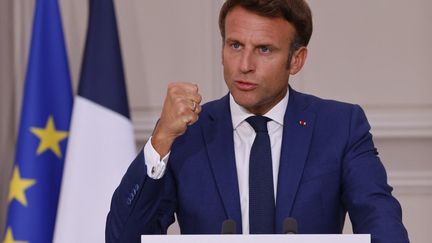 Le président français Emmanuel Macron s'adresse aux médias au palais présidentiel de l'Elysée, à Paris le 5 septembre 2022. (LUDOVIC MARIN / POOL / AFP)