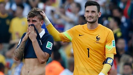 Antoine Griezmann (&agrave; gauche) ne peut contenir ses larmes apr&egrave;s le coup de sifflet final. La France est &eacute;limin&eacute;e par l'Allemagne, en quarts de finale de la Coupe, au stade Maracana, &agrave; Rio de Janeiro (Br&eacute;sil), le 4 juillet 2014.&nbsp;Le gardien Hugo Lloris a un geste tendre pour le jeune joueur. Mais l'&eacute;motion semble trop forte. (ADRIAN DENNIS / AFP)