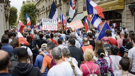 Des manifestants défilent contre le pass sanitaire à l'appel du parti de Florian Philippot Les Patriotes, à Paris, le 21 août 2021. (JACOPO LANDI / HANS LUCAS / AFP)