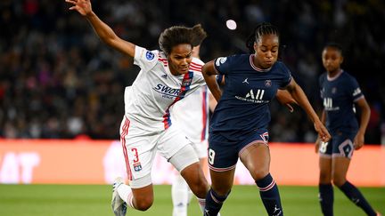 Wendie Renard et Marie-Antoinette Katoto au duel en demi-finale de Ligue des champions, au Parc des princes, le 30 avril 2022. (FRANCK FIFE / AFP)