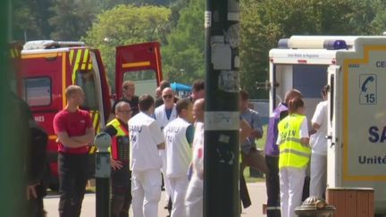 Dans la matinée du jeudi 8 juin, une attaque au couteau dans une aire de jeux d'Annecy, en Haute-Savoie, a fait au moins cinq blessés. Parmi les victimes, deux enfants et un adulte sont, à la mi-journée, entre la vie et la mort. Interpellé, l'assaillant, de nationalité syrienne, était inconnu des services de police. (France 2)