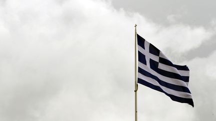 Le drapeau grec flotte au-dessus d'un toit ath&eacute;nien, le 24 mai 2012.&nbsp; (KOSTAS TSIRONIS / GETTY IMAGES)