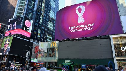 Panneaux publicitaires à Time Square (New York), affichant le logo de la Coupe du monde de football au Qatar en 2022. (ANGELA WEISS / AFP)