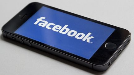 Facebook a annoncé avoir mis à jour son algorithme, le 10 mai 2017, pour limiter le nombre de renvois vers des sites internet "trompeurs". (MARTIN BERTRAND / HANS LUCAS / AFP)