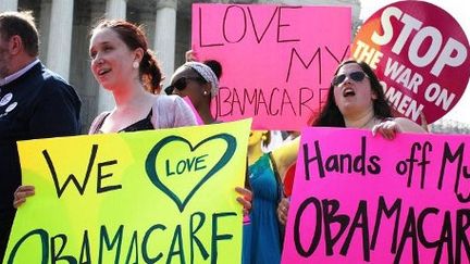 Les partisans de la loi réformant la santé, voulue par Barack Obama, manifestent devant la Cour suprême américaine, le 28 juin 2012 à Washington. (ALEX WONG / GETTY IMAGES NORTH AMERICA / AFP)