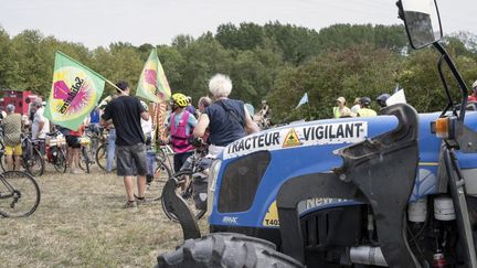 Des membres du "Convoi de l'eau", à vélo et en tracteurs, dans le village de Lezay (Deux-Sèvres), le 18 août 2023. (JEAN-FRANCOIS FORT / HANS LUCAS / AFP)