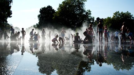 Des enfants jouent dans l'eau, le 26 août 2016, à Nantes (Loire-Atlantique).&nbsp; (JEAN-SEBASTIEN EVRARD / AFP)