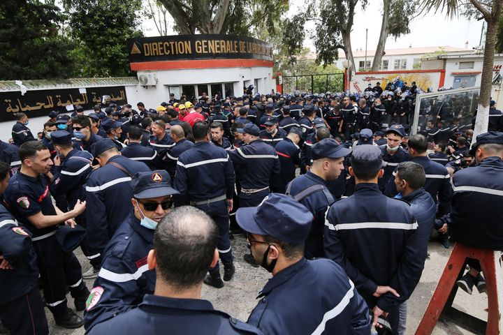 Les agents se sont rendus devant la direction de la Protection civile à Alger, le 2 mai 2021. Ils réclamaient également la libération d'un de leurs collègues arrêté lors d'une précédente manifestation. (BILLAL BENSALEM / NURPHOTO)