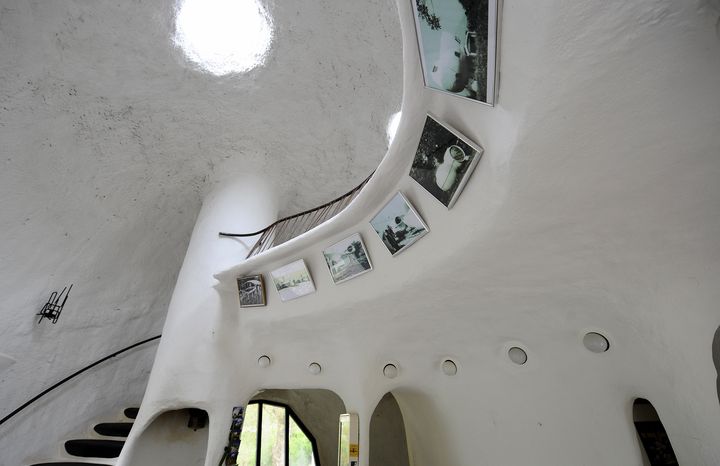 Intérieur d'une maison-bulle de l'architecte suisse&nbsp;Pascal Haüsermann, à&nbsp;Raon-l'Etape (Vosges). (JEAN-CHRISTOPHE VERHAEGEN / AFP)