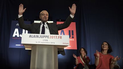 Alain Juppé en meeting à Lyon le 29 septembre 2016. (JEAN-PHILIPPE KSIAZEK/AFP)