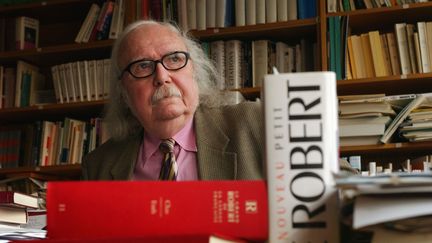 Alain Rey, directeur éditorial des dictionnaires Le Robert, ici dans son bureau le 18 février 2002. (ERIC FEFERBERG / AFP)