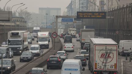 Un panneau indique une alerte &agrave; la pollution, le 18 mars 2015, &agrave; Paris. (CITIZENSIDE/CAROLINE PAUX / AFP)