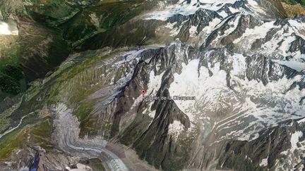 Le glacier de la Charpoua situé en dessous de l'Aiguille Verte dans le massif du Mont-Blanc. (Landsat / Copernicus / Digitalglobe / Google Earth)