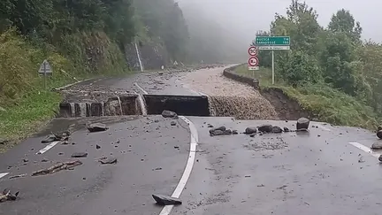 La route coupée par les intempéries à Urdos (Pyrénées-Atlantiques) le 7 septembre 2024 (PREFECTURE DES PYRENEES-ATLANTIQUES)