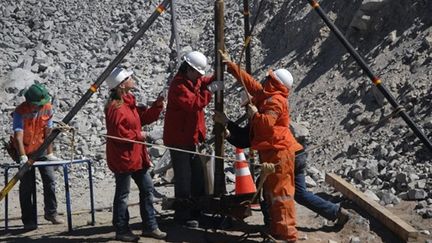 Le ministre chilien des Mines, Laurence Golborne, sur le site - le 29/08/10 (AFP Ariel Marinkovic)