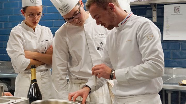 Le chef étoilé Tom Meyer, Meilleur ouvrier de France, est venu livrer ses conseils aux élèves de l'école hôtelière Médéric pour un menu étoilé servi à prix abordable au restaurant d'application de l'école. (ECOLE MÉDÉRIC)