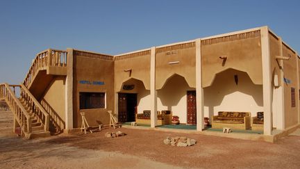 L'h&ocirc;tel Dombia, situ&eacute; &agrave; Hombori (Mali), o&ugrave; ont &eacute;t&eacute; enlev&eacute;s les deux fran&ccedil;ais pr&eacute;sent&eacute;s comme des g&eacute;ologues, le 24 novembre 2011. (DOMBIAHOTEL.ORG / AFP)