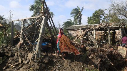 Une femme devant sa maison ravagée par le cyclone Bulbul à Bakkhali au Bangladesh, le 10 novembre 2019.&nbsp; (DIBYANGSHU SARKAR / AFP)