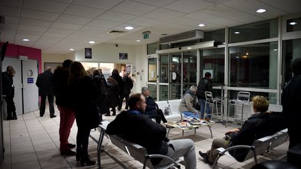 Des patients attendent aux urgences de l'Hôpital de Tours, en 2017. (Illustration).&nbsp; (GUILLAUME SOUVANT / AFP)