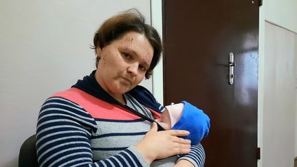 Marina,&nbsp;34 ans, avec son bébé de cinq mois, à l'hopital de&nbsp;Kryvyï Rih après avoir été blessée par l'explosion d'une mine&nbsp; (AGATHE MAHUET / RADIO FRANCE)