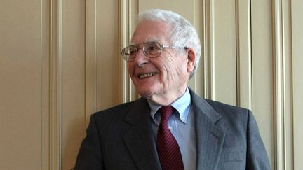 Le&nbsp;scientifique britannique James Lovelock à Paris, le 17 mars 2009. (JACQUES DEMARTHON / AFP)