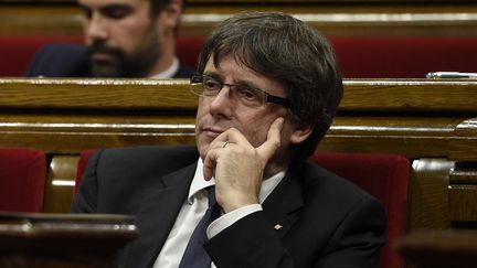 Le président séparatiste catalan&nbsp;Carles Puigdemont au Parlement régional Catalan, à Barcelone, le 10 octobre 2017. (LLUIS GENE / AFP)