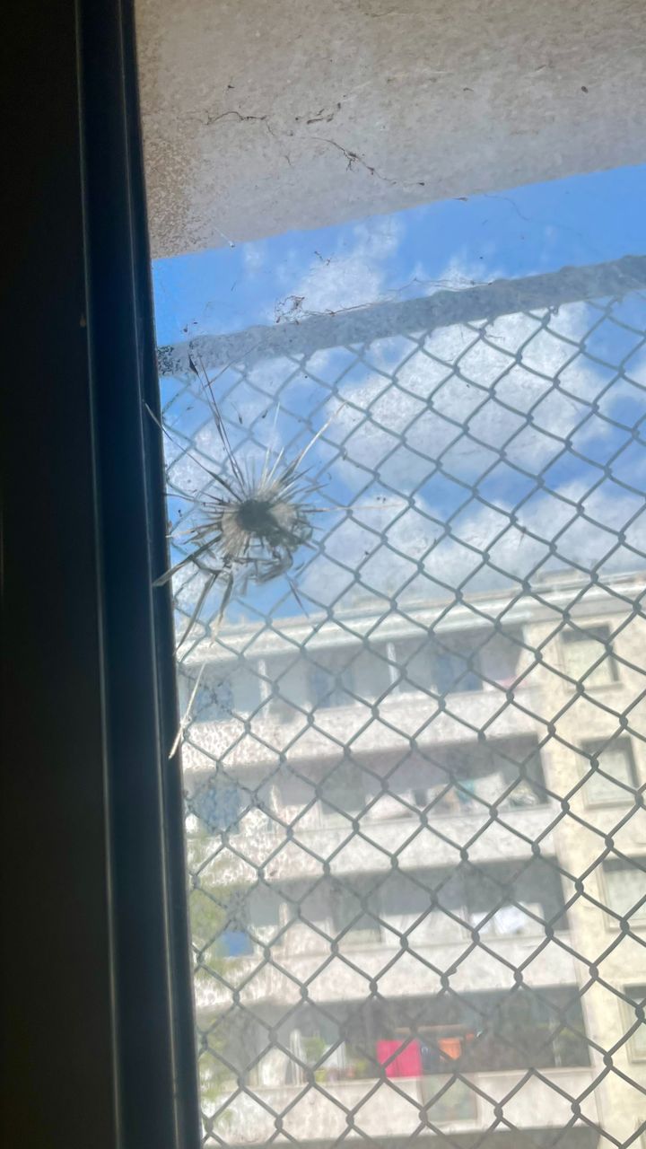 Un des impacts de plomb retrouvé au collège Mallarmé, dans le 13e arrondissement de Marseille. (MATHILDE VINCENEUX / RADIO FRANCE)