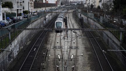 Un RER en banlieue parisienne, le 29 janvier 2015. (MARTIN BUREAU / AFP)