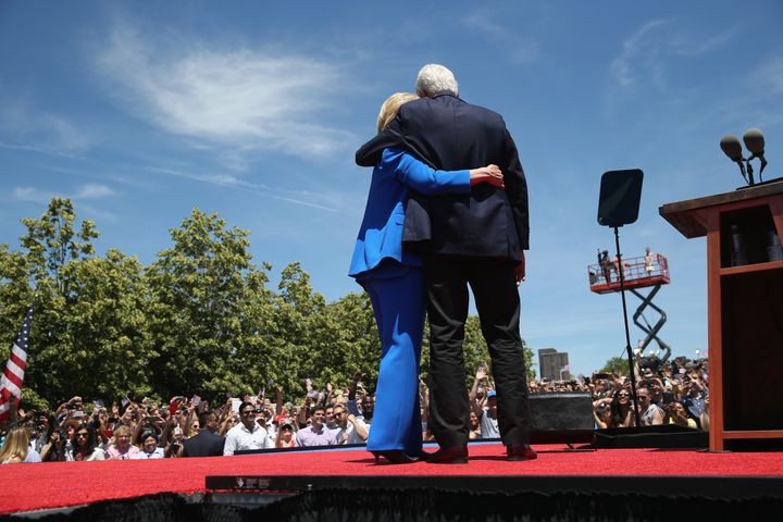 Hillary et Bill Clinton, à l'occasion du lancement de la campagne présidentielle de l'ancienne secrétaire d'Etat, le 13 juin 2015 à New York (Etats-Unis). (JOHN MOORE / GETTY IMAGES NORTH AMERICA / AFP)