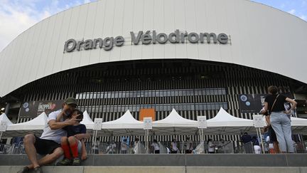 Supporters de l'OM sur l'esplanade du stade Orange Velodrome en 2021. (CHRISTOPHE SIMON / AFP)