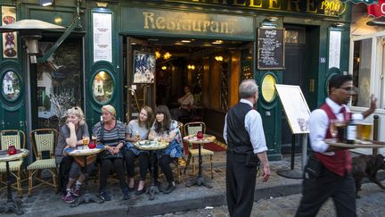 La fr&eacute;quentation des restaurants fran&ccedil;ais (ici, &agrave; Paris) a baiss&eacute; de 0,9% au premier semestre 2014. (GARDEL BERTRAND / AFP)