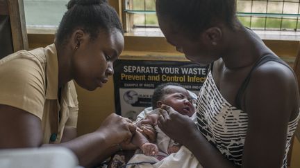 Un vaccin antipaludique est administré à un bébé à&nbsp;Cape Coast (Ghana), le 30 avril 2019. (CRISTINA ALDEHUELA / AFP)