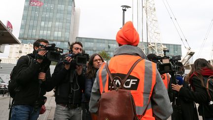 Des cheminots du Technicentre de Châtillon protestent devant le siège de la SNCF à Saint-Denis (Seine-Saint-Denis), le 29 octobre 2019. (MICHEL STOUPAK / NURPHOTO / AFP)