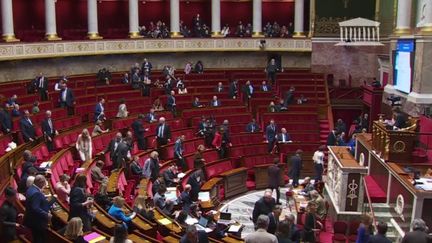 Face au dérapage des finances publiques, les partis politiques sont divisés. Alors que le Rassemblement national veut faire des économies sur l'immigration, la gauche plaide pour taxer davantage les grandes entreprises. (FRANCEINFO)