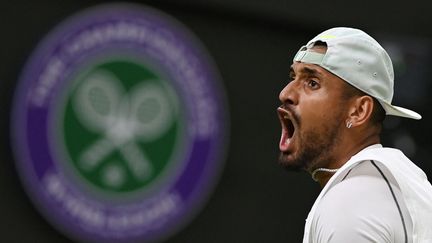 Nick Kyrgios hurle sa joie après avoir battu Stefanos Tistsipas au 3e tour de Wimbledon, le 2 juillet 2022 (GLYN KIRK / AFP)