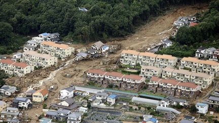 Un quartier d'Hiroshima (Japon) apr&egrave;s un glissement de terrain d&ucirc; &agrave; de fortes pr&eacute;cipitations, le 20 ao&ucirc;t 2014. (KYODO / REUTERS)