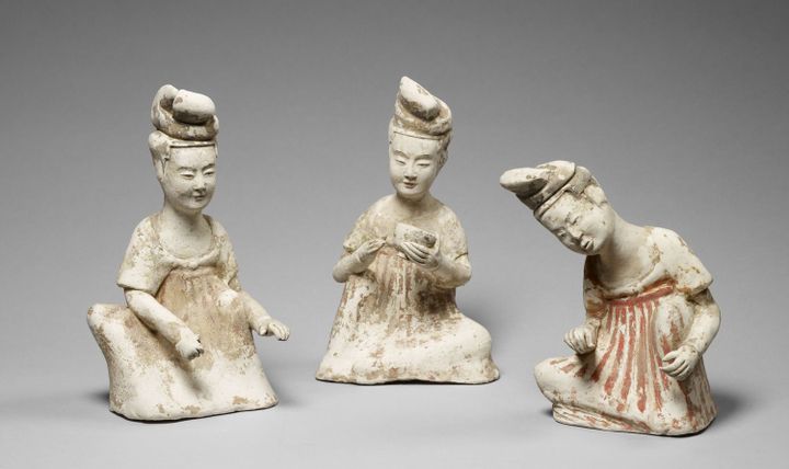 Trois figurines féminines préparant le thé, Chine, première moitié du VIIe siècle
 (RMN-Grand Palais (musée Guimet, Paris) / Thierry Ollivier)