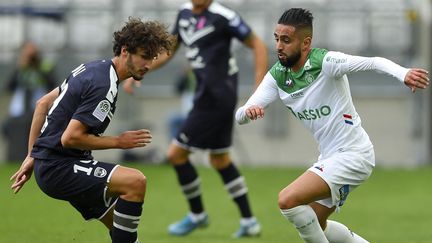 Ryad Boudebouz (Saint-Etienne) à la lutte avec Yacine Adli (Bordeaux), le 20 octobre 2019. (NICOLAS TUCAT / AFP)