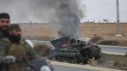 Un véhicule blindé des forces gouvernementales est en feu au sud de la ville de Hama, en Syrie, le 7 décembre 2024. (GHAITH ALSAYED / AP / SIPA)