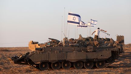 Un char isra&eacute;lien stationn&eacute; sur la fronti&egrave;re entre Isra&euml;l et la bande de Gaza, samedi 26 juillet 2014. (GIL COHEN MAGEN / AFP)