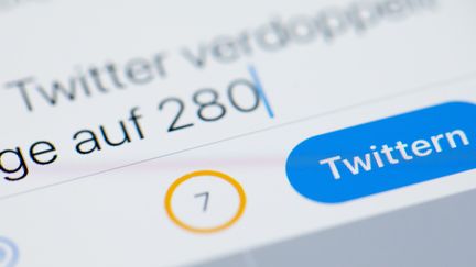 Twitter a généralisé les messages en 280 caractères, le 7 novembre 2017. (ROLF VENNENBERND / AFP)