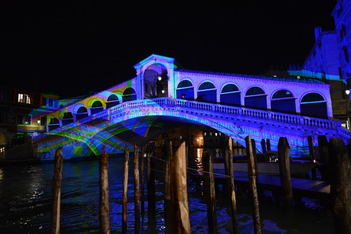 Le pont du Rialto à Venise, le 4 décembre 2020. (ANDREA PATTARO / AFP)