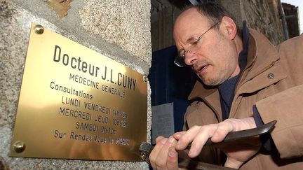 Install&eacute; depuis vingt-cinq ans &agrave; Soug&eacute;-le-Ganelon (Sarthe), le docteur Cuny&nbsp;est oblig&eacute; de fermer son cabinet m&eacute;dical et de retirer sa plaque faute de repreneur, le 13 f&eacute;vrier 2006. (MAXPPP)