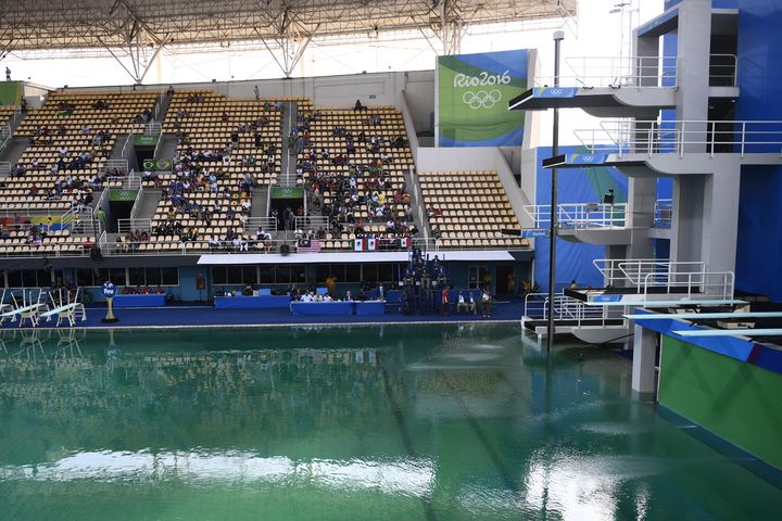 De l'eau verte dans la piscine avant une épreuve de plongeon des Jeux olympiques de Rio 2016 au stade aquatique Maria Lenk à Rio de Janeiro, le 9 août 2016. (MARTIN BUREAU / AFP)