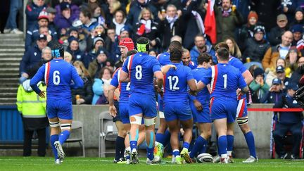 La joie des Français aprè sun nouvel essai inscrit par les Bleus contre l'Ecosse,&nbsp;à Edimbourg, le 26 février 2022. (ANDY BUCHANAN / AFP)