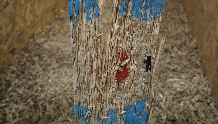 Fabriquées avec des palettes d'épicéa, les&nbsp;cibles sont mises à rude épreuve. Celles installées dans les pistes du milieu sont changées toutes les huit heures. (FRANCEINFO)